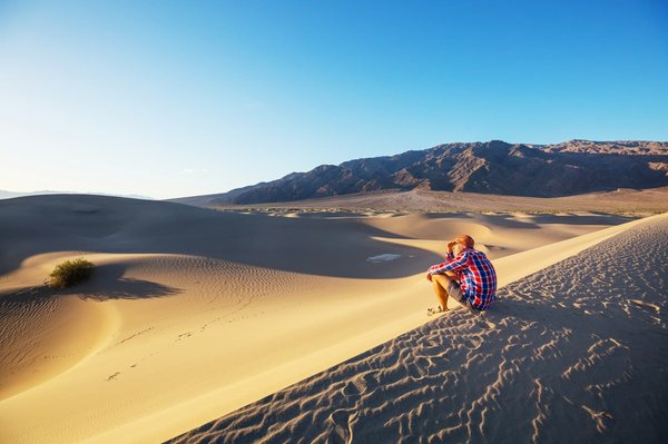 Quels sont les avantages d'une location dans le Désert des Bardenas avec des randonnées guidées?